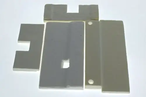 Weiße Isolierplatten von Bosch, unregelmäßig geformt, aus leichtem Material, ohne erkennbare Maße oder spezifische Beschriftungen, auf heller Unterlage angeordnet.